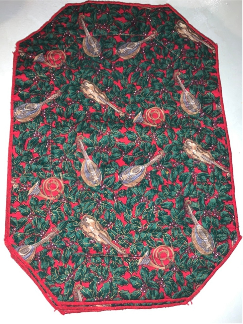 10 New Designs Ltd. Christmas Holly & Instruments placemats Red Green